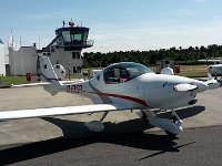 Nordsee 2017 (131)  Zwischenstopp zum Tanken  am Flugplatz Bielefeld, Hintergrund der Turm, im Vordergrund unsere Aquila